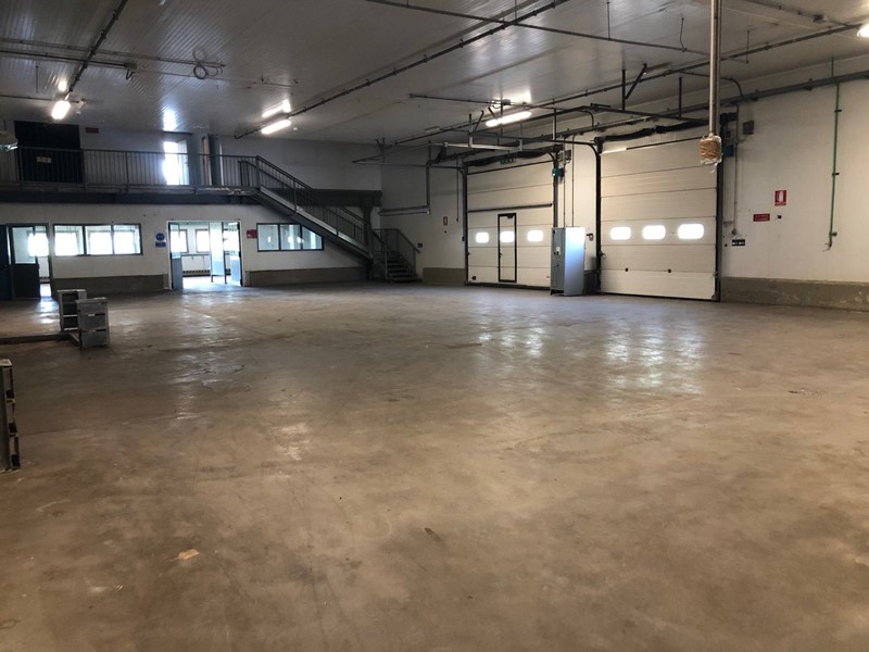 Attività commerciale in Affitto a Massarosa, 14'000€, 700 m²
