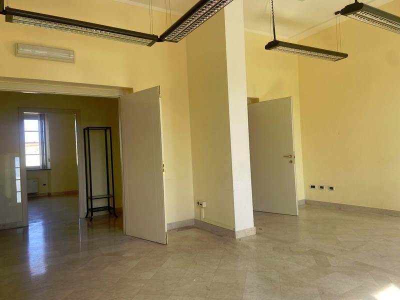 Ufficio in Affitto a Livorno, zona Venezia - Pontino, 1'150€, 150 m²