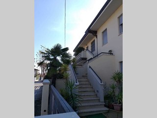 Casa Semi Indipendente in Vendita a Camaiore, zona Lido di Camaiore, 800'000&euro;, 170 m², con Box