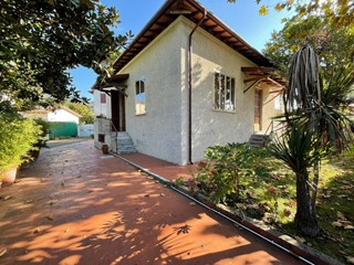 Casa Indipendente in Vendita a Camaiore, zona Capezzano dintorni, 400'000&euro;, 