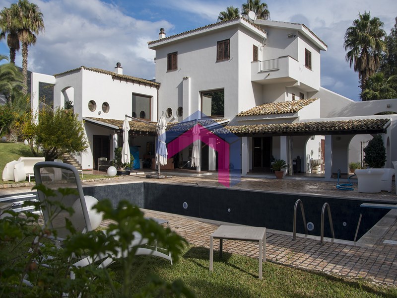 Villa in Vendita a Palermo, zona Partanna Mondello, 2'000'000€, 450 m²