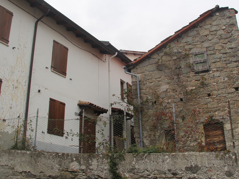 Appartamento in Vendita a Ventasso, zona Nismozza, 50'000€, 150 m²