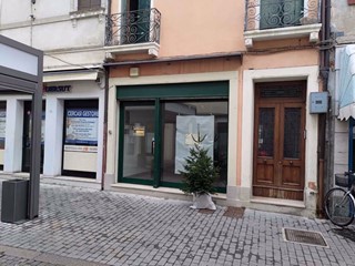 Negozio in Affitto a Adria, 550€, 55 m²