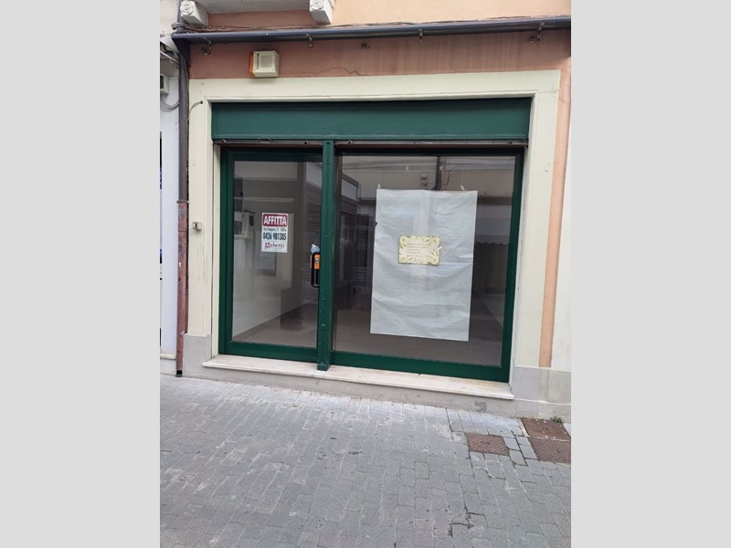 Negozio in Affitto a Adria, 550€, 55 m²
