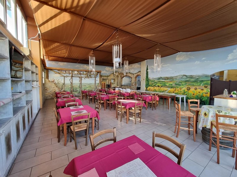 Immobile commerciale in Affitto a Palaia, 1'500€, 255 m²