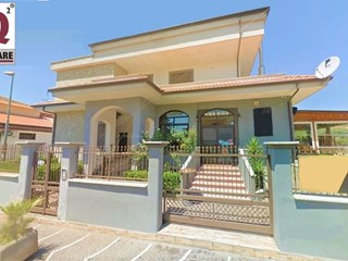 Casa Indipendente in Vendita a Falciano del Massico, zona corso oriente, 345'000€, 415 m², con Box