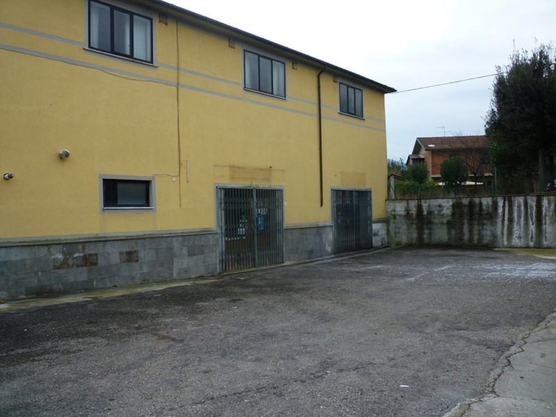Capannone in Vendita a Sarzana, 310'000€, 400 m²