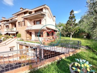Villetta a schiera in Vendita a Montecatini Terme, 390'000€, 250 m², arredato, con Box