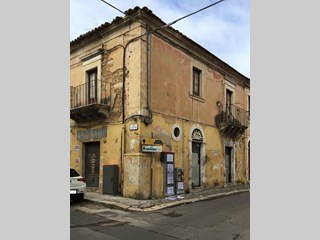 Casa Indipendente in Vendita a Vittoria, zona Via Palestro n. 192, 170 m²
