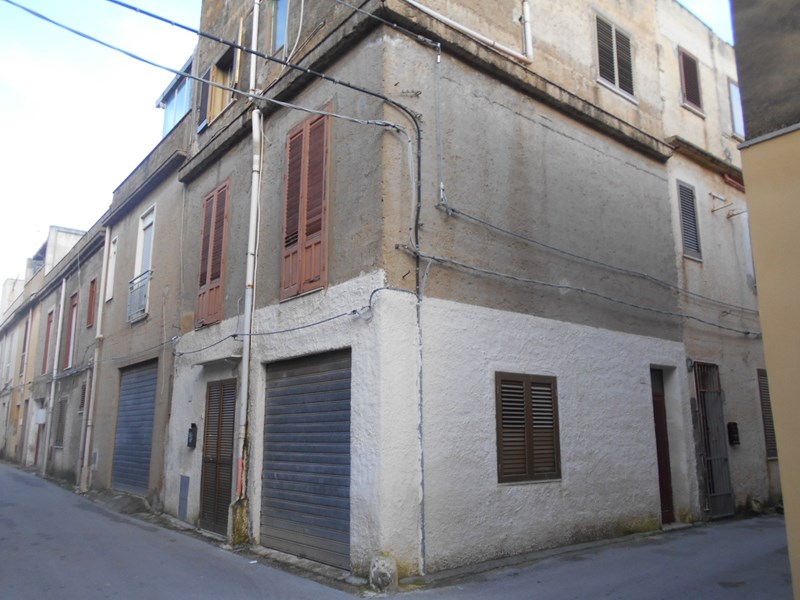 Casa Indipendente in Vendita a Castelvetrano, zona Periferia, 25'000&euro;, 100 m², con Box