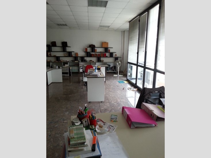 Capannone in Vendita a Sarzana, 250'000€, 320 m²