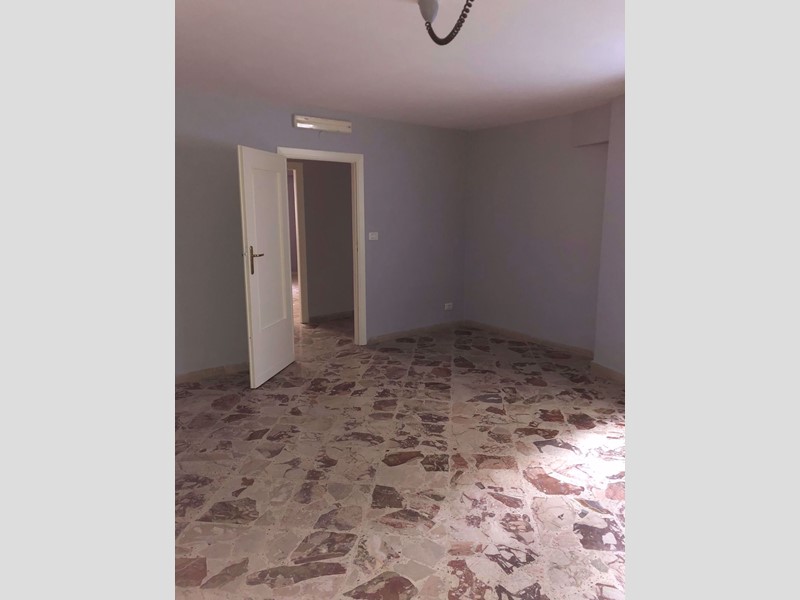 Ufficio in Vendita a Palermo, 110'000€, 103 m²