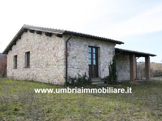 Rustico in Vendita a Gualdo Cattaneo, zona Gualdo Cattaneo, 270'000€, 125 m²