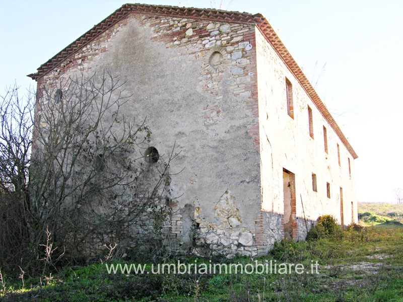 Rustico in Vendita a Todi, zona Todi, 150'000€, 900 m²