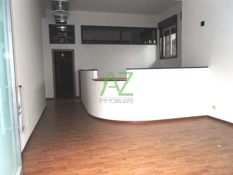 Magazzino in Vendita a Gravina di Catania, 175'000€, 187 m²