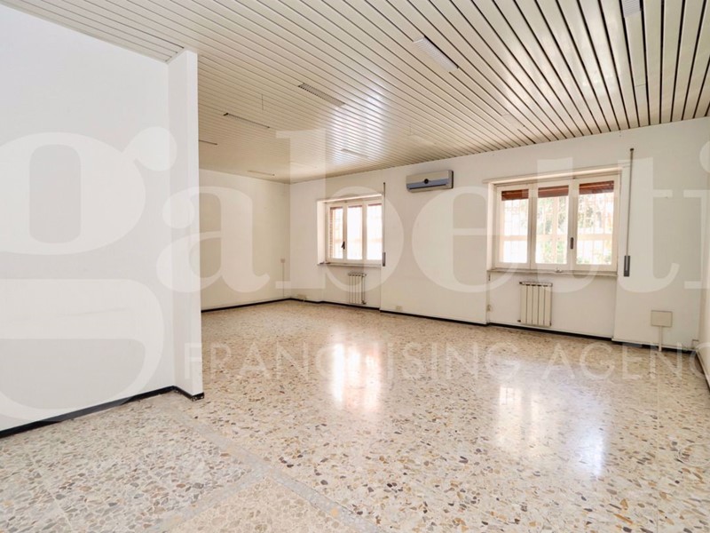 Ufficio in Affitto a Napoli, 800€, 90 m²