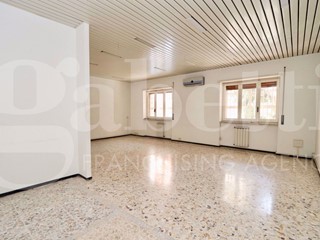 Ufficio in Affitto a Napoli, 800€, 90 m²