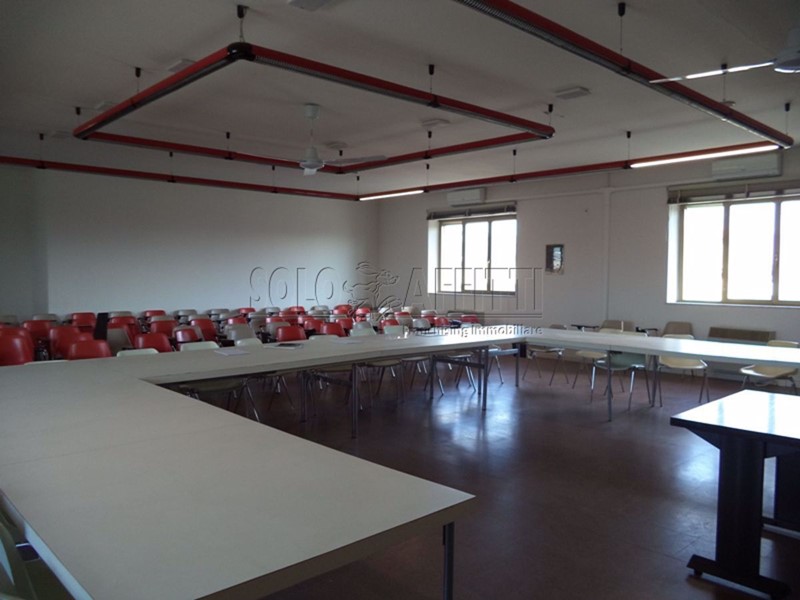 Ufficio in Affitto a Arezzo, 2'500€, 325 m²