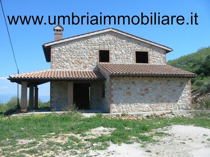 Rustico in Vendita a Todi, zona Todi, 220'000€, 185 m²