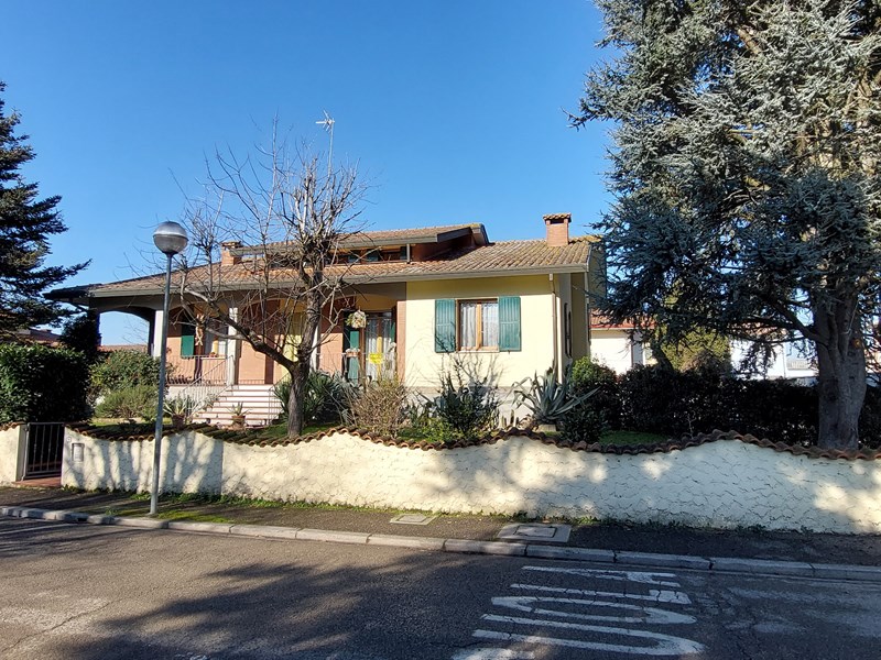 Villa in Vendita a Alfonsine, zona Longastrino , 265'000€, 315 m², arredato