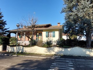 Villa in Vendita a Alfonsine, zona Longastrino , 265'000€, 315 m², arredato