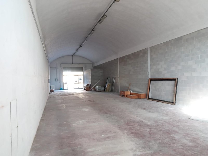 Magazzino in Vendita a Castelnuovo Berardenga, zona Casetta, 170'000€, 215 m²