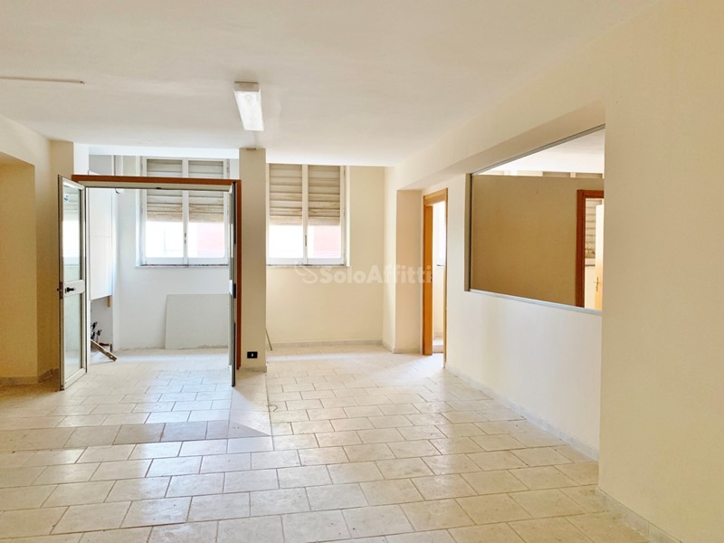 Magazzino in Affitto a Catanzaro, zona Stadio - Ospedale, 1'400&euro;, 600 m²