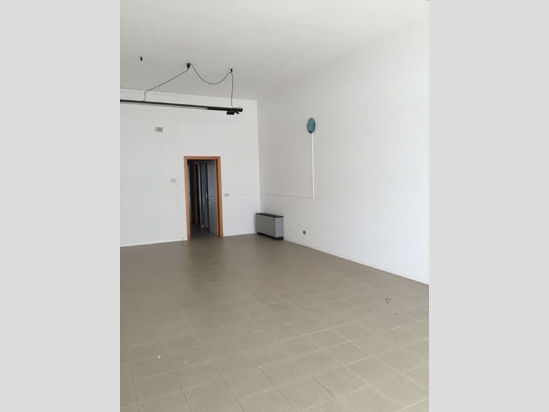 Ufficio in Affitto a Arezzo, 800€, 110 m²
