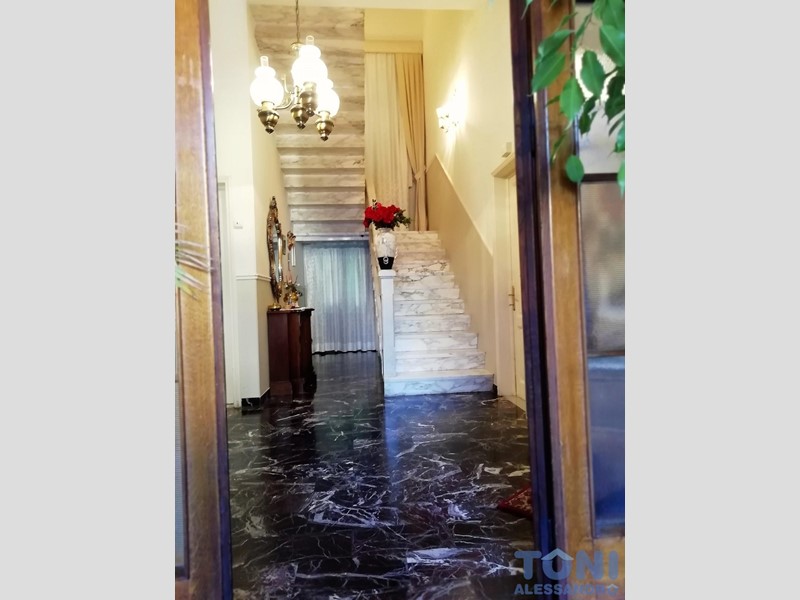 Villa in Vendita a Empoli, 450'000€, 250 m², con Box