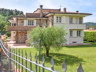 Casa Indipendente in Vendita a Camaiore, zona Camaiore Dintorni, 2'800'000&euro;, 400 m²