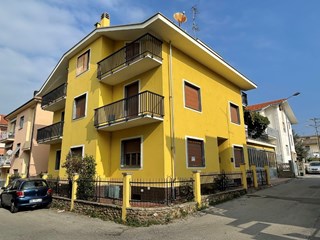 Casa Indipendente in Vendita a Cairo Montenotte, 275'000€, 400 m²