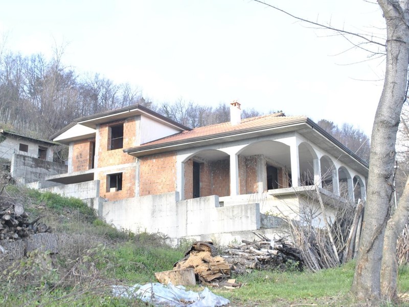 Villa in Vendita a Carrara, zona Fontia, 180'000€, 230 m²