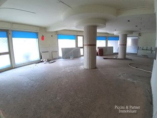 Immobile commerciale in Affitto a Perugia, zona Settevalli, 900€, 208 m²