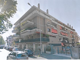 Trilocale in Vendita a Roma, zona PRATI FISCALI, 280'000€, 94 m²