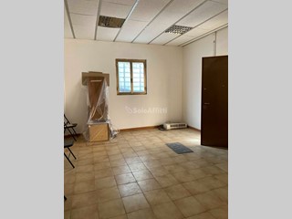 Ufficio in Affitto a Latina, 550€, 75 m²