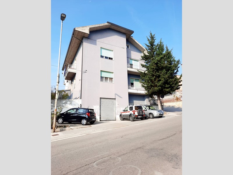 Casa Semi Indipendente in Vendita a Ascoli Piceno, zona Poggio di Bretta, 250'000€, 365 m²