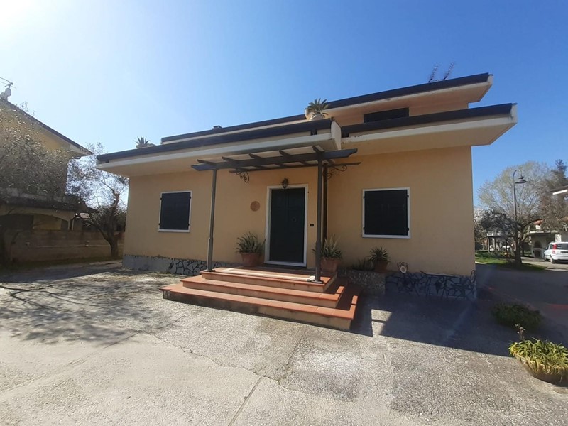 Villa in Vendita a Carrara, zona Avenza, 490'000€, 230 m²