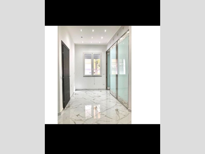 Ufficio in Vendita a Palermo, zona Via libertà , 77'000€, 38 m²