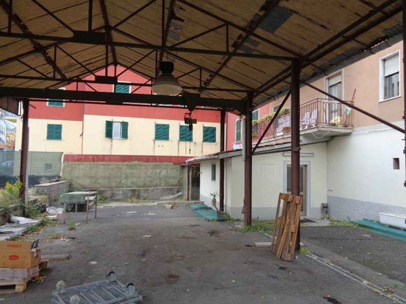 Magazzino in Vendita a La Spezia, zona S.Bartolomeo, 195'000€, 200 m²