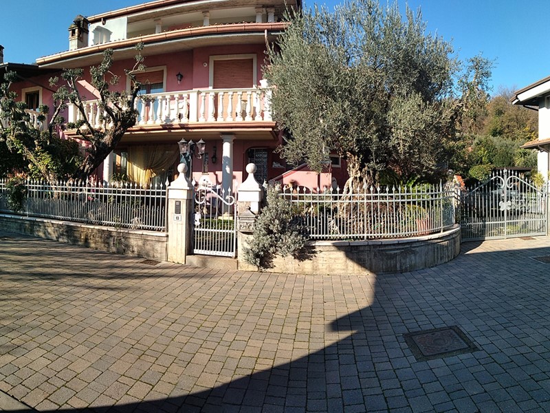 Casa Indipendente in Vendita a Gavardo, 490'000€, 409 m²