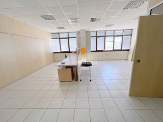 Ufficio in Affitto a Osimo, zona San Biagio - Aspio, 800€, 187 m²
