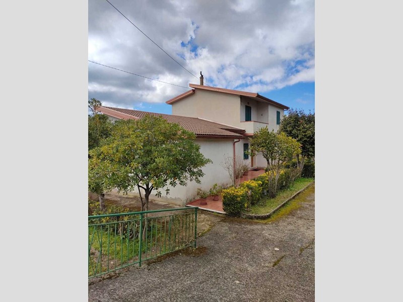 Villa in Vendita a San Roberto, 140'000€, 240 m²