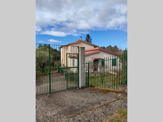 Villa in Vendita a San Roberto, 140'000€, 240 m²