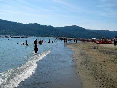 Immobile commerciale in Vendita a Sarzana, zona Marinella Di Sarzana, 40'000€, 27 m²