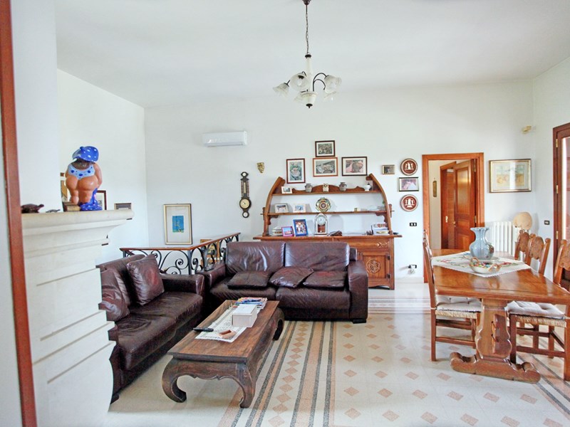 Villa in Vendita a Lecce, zona via merine, 550'000&euro;, 450 m²