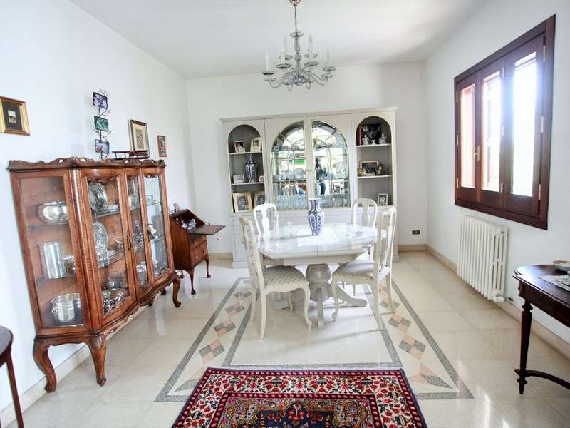 Villa in Vendita a Lecce, zona via merine, 550'000€, 450 m²