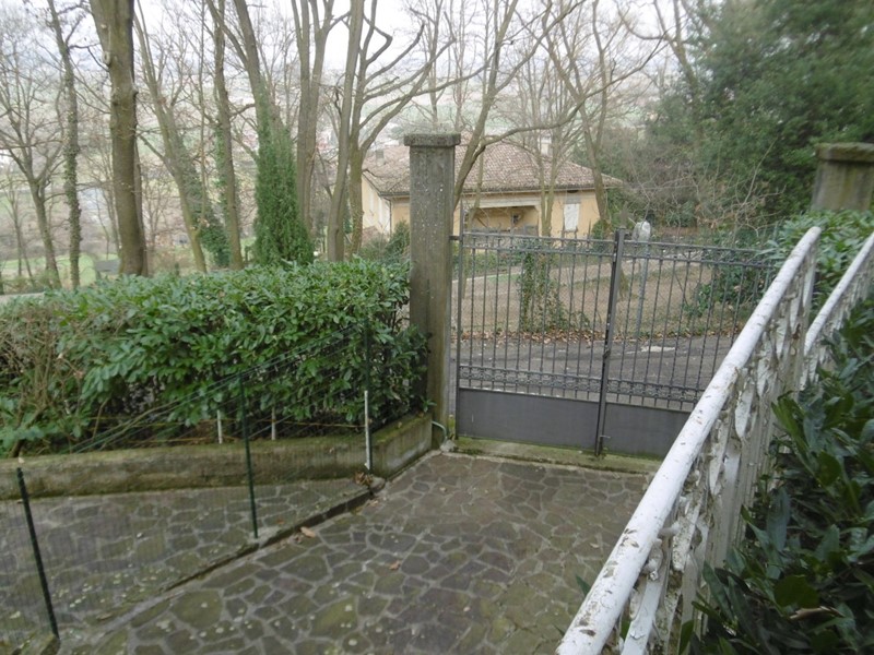 Villa in Vendita a Quattro Castella, zona Montecavolo, 450'000€, 300 m², con Box