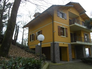 Villa in Vendita a Quattro Castella, zona Montecavolo, 450'000€, 300 m², con Box