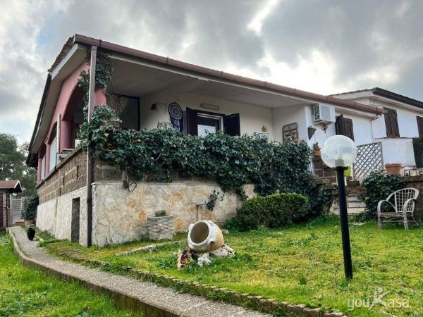 Villetta a schiera in Vendita a Cassano delle Murge, zona Borgo Incoronata, 85'000€, 105 m²