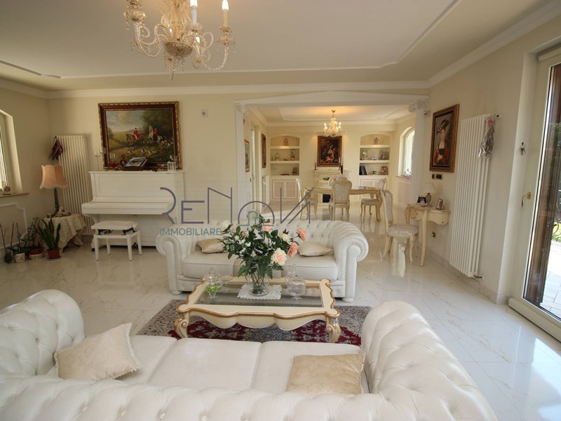 Villa in Vendita a Teramo, zona San Nicolò a Tordino, 690'000€, 500 m²
